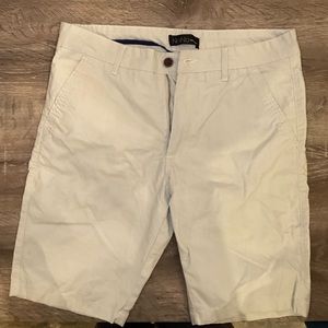 Men’s khaki shorts